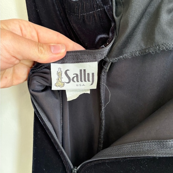 Vintage Elegant Velvet Black Dress with Lace and Glitter Neck Detail - Size 2 - Picture 7 of 7